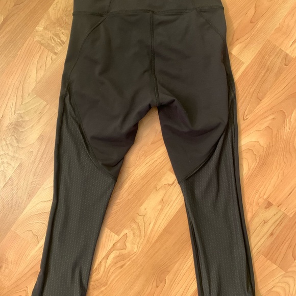 Lululemon Black Cropped Leggings with beautiful sheer detail Size 2 - Picture 2 of 4
